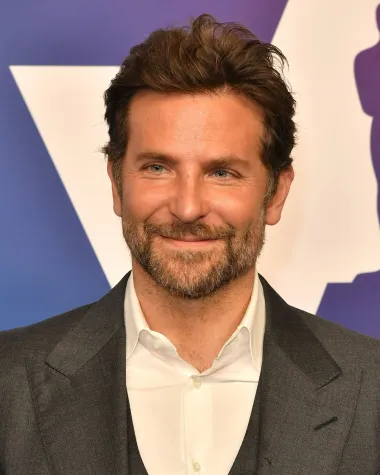 I holivudski ljepotan Bradley Cooper može se pohvaliti prodornim plavim očima zbog kojih za njim luduju mnoge žene diljem svijeta. Iako se na početku svoje karijere proslavio ulogama u komedijama, Bradley danas slovi kao jedan od najtalentiranijih glumaca naših vremena, a za film &apos;Zvijezda je rođena&apos;, kojeg je režirao i u njemu igrao glavnu ulogu, osvojio je nekoliko nominacija za Oscara. Njegovom šarmu nisu mogle odoljeti ni mnoge slavne ljepotice poput glumice Zoe Saldaña, Suki Waterhouse i Irine Shayk s kojom ima i kćer. 