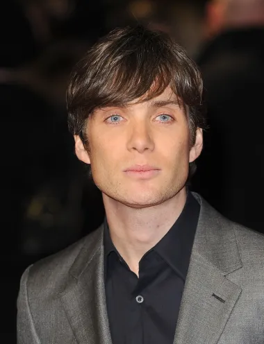Na našoj se listi našao i Cillian Murphy koji je ovih dana glavna zvijezda zbog glavne uloge u nadolazećem biografskom filma &apos;Oppenheimer&apos; legendarnog redatelja Christophera Nolana. Ovog irskog glumca inače najviše pamtimo iz serije &apos;Peaky Blinders&apos;, a imao je sporednu ulogu i u Nolanovim filmovima o Batmanu. Samozatajni ljepotan netipičnog izgleda inače živi u predgrađu Dublina i od 2004. godine je u braku s umjetnicom Yvonne McGuinness, s kojom ima i dvoje djece. 