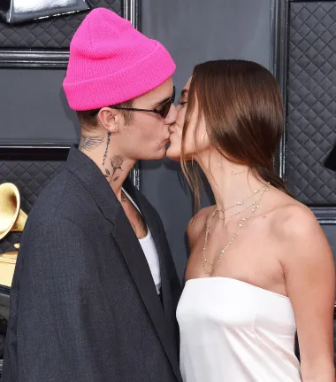 Pop zvijezda Justin Bieber i njegova supruga, manekenka Hailey Baldwin vjenčali su se 2018. godine i jedan su od onih parova koji uopće ne mare za mišljenje drugih. Iako ne vole dijeliti detalje iz svog privatnog života, nimalo se ne srame izmjenjivati nježnosti u javnosti pa su ih i paparazzi često znali uloviti u strastvenom zagrljaju, a svoju ljubav vole pokazivati i na crvenom tepihu. 