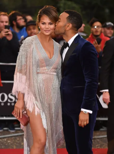 Glazbenik John Legend i bivša manekenka Chrissy Teigen u braku su od 2013. godine, a suočili su se s brojim izazovima koji su, kako se čini, samo osnažili njihovu ljubav. Uvijek su tu jedno za drugo, a iz njihovih je pogleda i dodira koje ponekad izmjenjuju i u javnosti lako zaključiti da se stvarno vole. Par inače ima dvoje djece, a Chrissy je ranije ove godine objavila da je opet trudna. Prinova im treba stići iduće godine. 
