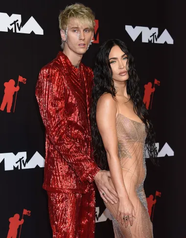 Kad je riječ o onima koji &apos;malo&apos; pretjeruju po pitanju izmjenjivanja nježnosti u javnosti, Megan Fox i Machine Gun Kelly jedan su od prvih celebrity parova koji nam padaju napamet. Njihovi su istupi i modne kombinacije jako često kontroverzni, no sumnje u njihovu ljubav nema. Kemija između njih dvoje gotovo je opipljiva. 