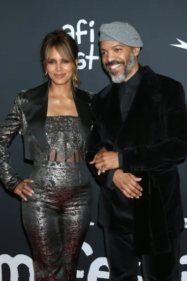 Lijepa glumica Halle Berry iza sebe ima tri propala braka i nekoliko ljubavnih veza, no čini se da je sreću napokon pronašla s četiri godine mlađim glazbenikom Vanom Hutom. Iako je ova holivudska zavodnica u početku tajila svoju vezu od javnosti, na kraju je ipak popustila pritiscima i otkrila da je Van čovjek njezinog života. Slavni par svoju je romansu započeo 2020. godine. 