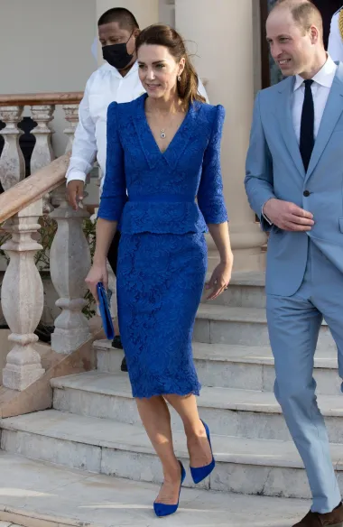 Jedna od najskupljih kombinacija koju je Kate nosila tijekom posjeta Karibima je Jenny Packham haljina u kraljevsko plavoj nijansi čija se vrijednost procjenjuje na oko 4.000 funti. Plave cipele na visoku petu su iz kolekcije luksuznog brenda Emmy London, a cijena im je 415 funti. Plavi outfit princeza je začinila i plavom pismo torbicom.  