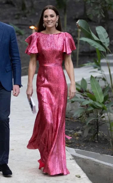 Tijekom posjete Belizeu, vojvotkinja je nosila iznimno glamuroznu ružičastu haljinu od svjetlucavog materijala, poznatog britanskog brenda Vampires Wife. Vrijednost ove elegantne haljine je 1.650 funti. 