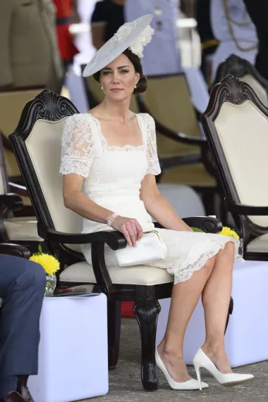 Posljednjeg dana prilikom posjete Jamajci princ William i njegova supruga prisustvovali su tradicionalnoj inauguralnoj paradi, a za tu prigodu Kate je nosila poseban outfit – bijelu haljinu Alexandera McQueena čija je cijena 5.000 funti. Svečani bijeli Philip Treacy šešir kojim je upotpunila kombinaciju vrijedan je 1.350 funti, a bijele cipele na petu su brend Emmy London i vrijede 415 funti. 