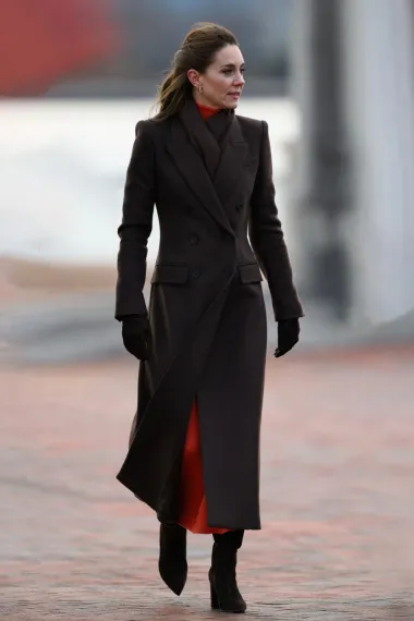 Nije tajna da Kate voli nositi skupocjene kapute, a posebice obožava elegantne modele s Alexandera McQueena. Tako je i tijekom posjeta SAD-u zablistala u čokoladno smeđem dugom modelu koji je naglasio njezinu vitku liniju. Ispod kaputa, čija je cijena oko 4.600 funti, Kate je nosila luksuzni džemper od kašmira i midi suknju s potpisom urugvajske dizajnerice Gabriela Hearst.  