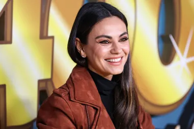 Na sedmom mjestu našla se Mila Kunis, glumica koju je proslavila uloga u humorističnoj seriji &quot;Lude 70-e&quot;. Glumila je u &quot;Zločestim mamama&quot; i &quot;Crnom labudu&quot;, a nedavno smo ju gledali u Netflixovom filmu &quot;Luckiest Girl Alive&quot;. Osim toga, ovo nije prvi put da se našla na ovakvom popisu - 2009. godine časopis Maxim rangirao ju je na 5. mjesto 100 najzgodnijih žena.