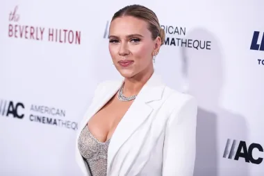 Na treće mjesto zasjela je glumica Scarlett Johansson koja se često nalazi na listama najljepših žena svijeta - s razlogom. &quot;Black Widow&quot;, &quot;Lucy&quot;, &quot;Iron Man&quot; i &quot;Dvije sestre za kralja&quot; samo su neki od filmova koji su ju proslavili, a počela je glumiti još kao dijete, isprva u kazalištima New Yorka, a od 1994. godine i u filmovima.