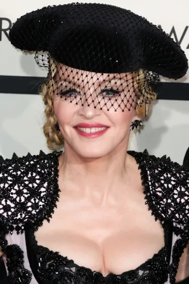 Pop ikona Madonna rođena je 16. kolovoza 1958. i ove će godine napuniti 65 godina. Slavu je stekla još u osamdesetima, a do danas je prodala više od 300 milijuna svojih albuma u cijelom svijetu i najuspješniji je ženski izvođač svih vremena prema Guinnessovoj knjizi rekorda. Ipak, u posljednje vrijeme medijske stupce najviše puni zbog bizarnih snimki i fotošopiranih fotografija koje objavljuje na svom Instagramu.