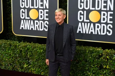 Američka komičarka i televizijska voditeljica Ellen DeGeneres ove će godine navršiti 65 godina, i to uskoro, a rođena je 26. siječnja 1958. U zvijezde ju je vinuo njezin talk show &quot;Ellen DeGeneres Show&quot;, koji se u svibnju ove godine prestao emitirati nakon 19 godina. Kako je sama voditeljica rekla, talk show se ukinuo jer joj više ne predstavlja izazov, no mnogi smatraju da su pravi razlog optužbe o toksičnoj radnoj atmosferi na setu.