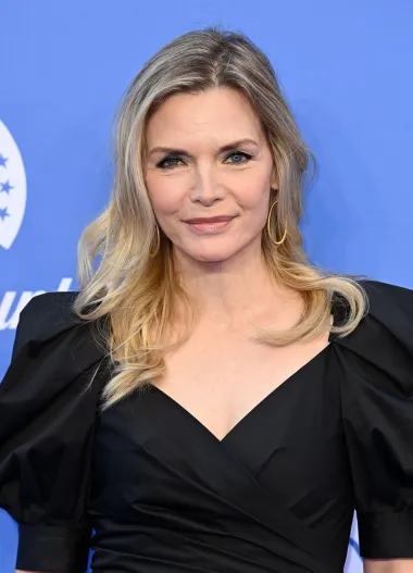 Još jedna omiljena glumica koja toliko dobro izgleda da je teško pretpostaviti da će ove godine navršiti 65 godina je i Michelle Pfeiffer. Rođena je 29. travnja 1958., a proslavila se ulogama u filmovima &quot;Lice s ožiljkom&quot;, &quot;Batman se vraća&quot; i &quot;Opasne misli&quot;, a posljednjih godina gledali smo ju u filmovima &quot;Ant-Man i Wasp&quot; i &quot;Ubojstvo u Orient Expressu&quot;.