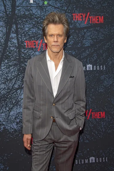 I američki kazališni i filmski glumac Kevin Bacon ove će godine navršiti 65 godina, a rođen je 8. srpnja 1958. Proslavio se još u osamdesetima, i to ulogom u filmu &quot;Footloose&quot;, koja mu je donijela status tinejdžerske zvijezde, a nakon nje gledali smo ga u filmovima &quot;JFK&quot;, &quot;Apollo 13&quot; i &quot;Mistična rijeka&quot;.
