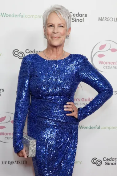 Američka glumica i spisateljica dječjih knjiga, Jamie Lee Curtis, ove će godine također proslaviti 65. rođendan, i to 22. studenoga. Glumica je ovo najpoznatija po ulogama u filmovima &quot;Noć vještica&quot;, a gledali smo ju i u komedijama &quot;Šašavi petak&quot;, &quot;Kako preskočiti Božić&quot; i &quot;Nož u leđa&quot;.
