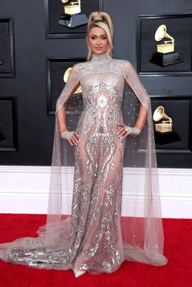 Gole haljine dominirale su i na dodjeli Grammyja pa su tako brojne slavne dame crvenim tepihom prošetale u golišavim izdanjima. Veliku pozornost svojim outfitom privukla je i Paris Hilton koja je zablistala u glamuroznoj &apos;naked&apos; haljini modne kuće Atelier Zuhra. U prozirnoj haljini ukrašenoj draguljima i metalik detaljima Paris je izgledala poput prave princeze. 