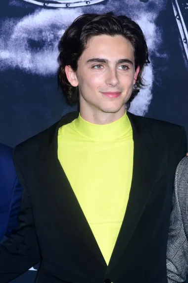 27-godišnji glumac Timothée Chalamet vjerojatno je najveće iznenađenje ove liste te je zauzeo peto mjesto. Mnogi ga smatraju jednim od najperspektivnijih glumaca mlađe generacije, no uz poslovne uspjehe, Chalamet se ističe i po odjevnim kombinacijama. Na filmski festival u Veneciji u rujnu prošle godine došao je u crvenom kombinezonu bez rukava i golih leđa zbog čega je javnost predviđala da će ovaj glumac promijeniti shvaćanje muške mode. Odabir outfita uskladio je sa svojom glumačkom ulogom - u filmu &quot;Bones And All&quot; utjelovio je biseksualnog kanibala koji se zaljubio u djevojku  Maren (Taylor Russell). No, o njegovom privatnom životu vrlo se malo zna- tek da zasad nema djevojku i da je sretan solo. 