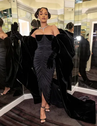 Slavna pjevačica nije se pojavila na crvenom tepihu već se provukla u dvoranu jer je njezina pjesma prvi put bila nominirana za Zlatni globus. Odabrala je potpuno crni outfit, ali dramatično glamurozan. Crna naborna haljina modne kuće Schiaparelli naglasila je njezinu liniju i dekolte, a frizura je bila poput skulpture. Cijeli look upotpunila je sandalama  Giuseppe Zanotti.