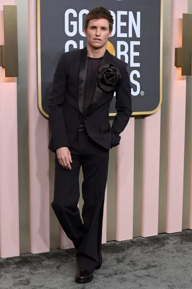 Britanski glumac Eddie Redmayne odlučio se za potpuno tamni outfit, ali ipak s twistom. Nosio je smoking s potpisom modne kuće Valentino, no na reveru je imao veliku crnu satensku ružu. Nismo baš sigurni što je želio poručiti s time, ali odijelo mu defitivno odlično stoji. Ružu je doduše možda trebao dati supruzi. 