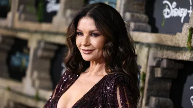 Na osmom mjestu liste najljepših žena svih vremena smjestila se glumica Catherine Zeta-Jones. Godine 1998. bila je jedna od najtraženijih slavnih osoba na internetu, a 2005. godine proglašena je jednom od najpopularnijih zvijezda. Trenutno joj je ponovno porasla popularnost, i to zbog uloge Morticije Addams u novoj Netflixovoj seriji &quot;Wednesday&quot;.