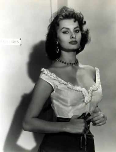Sophia Loren nalazi se na sedmom mjestu, a svjetsku je slavu stekla u šezdesetim godinama. Jedna je od glumica zlatnog doba Hollywooda i proglašena je jednom od najvećih ženskih zvijezda klasične kinematografije. Tijekom svoje karijere osvojila je nekoliko nagrada, uključujući Zlatni globus, BAFTA-u i Oscara.