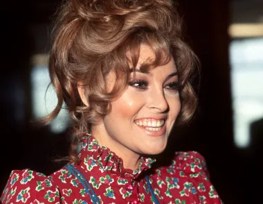 Glumica Raquel Welch šezdesetih je godina prošlog stoljeća smatrana seks simbolom. Osim što je glumila u filmovima, bila je i reklamni model te televizijska voditeljica, a 1974. godine osvojila je Zlatni globus. Godine 1995. magazin Empire izabrao ju je za jednu od &quot;100 najseksi zvijezda u povijesti filma&quot;, a Playboy ju je stavio 3. mjesto svoje liste &quot;100 najseksi zvijezda dvadesetog stoljeća&quot;.