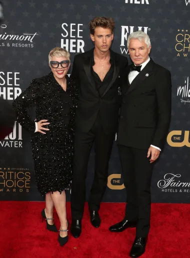 Austin Butler prošli se tjedan proslavio na Globusima, no ni jučer nije podbacio. Osvojio je priznanje za najbolju dramsku osobu godine, i to zbog mjuzikla/drame &apos;Elvis&apos; u kojem je utjelovio slavnog pjevača Elvisa Presleya. Na crvenom tepihu pozirao je u crnoj kombinaciji i raskopčanoj košulji.