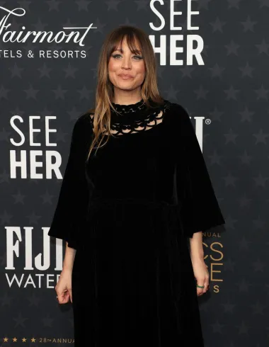 Glumica Kaley Cuoco na crvenom tepihu još je jednom pokazala trudnički sjaj. Na dodjelu je stigla s partnerom glumcem Tomom Pelphreyjem. Par očekuje svoje prvo zajedničko dijete koje bi trebalo stići kroz nekoliko tjedana. Za ovu je prigodu Cuoco stigla u elegatnoj dugoj crnoj haljini s potpisom Christiana Diora. 