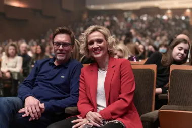 Jedan od najdugovječnijih domaćih parova su pjevačica Ivana Vrdoljak, poznatija kao Vanna, i filmski producent Andrija Vrdoljak. U braku su od davne 1998. godine, a u 25 godina braka dobili su dvoje djece - kći Janu i sina Luku. I dalje ih možemo vidjeti kako zaljubljeno šeću gradom, a Vanna je u intervjuu nedavno priznala da je on i dalje - taj.