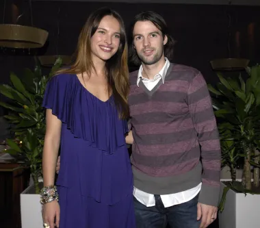 Naš supermodel Ljupka Gojić i nogometaš Mihael Mikić u braku su od 2006. godine i uvijek su imali skladnu vezu bez skandala, iako je na početku bilo izazovno. Kad su tek započeli vezu, Ljupka je imala uspješnu modnu karijeru, a Mihael je potpisivao ugovor za nogometni klub Kaiserslautern, no unatoč pretrpanim rasporedima, ostali su u vezi na daljinu. Vjenčali su se šest godina nakon upoznavanja, a imaju tri kćeri - Janu Siennu, Milu Amelie i Mari Danu.