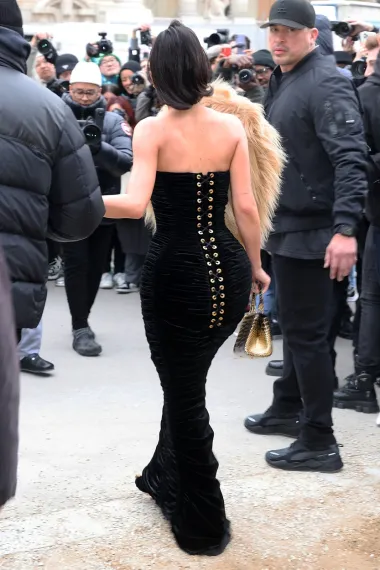 Haljina od iza ima vezanje poput korzeta. A Kylie je cijeli styling upotpunila zlatno crnom torbicom.