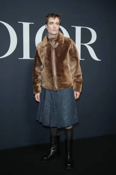 Engleski glumac Robert Pattinson na Diorovu je reviju došao u suknji od  tvida, krznenoj bundici i visokim čizmama na petu. Pravo osvježenje nakon Batmanovog kostima. 