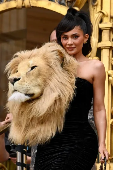 Schiaparelliejeve haljine koja je podignula prašinu, a na ovoj fotki nosi je Klie Jenner.  Ne brini, lav nije pravi. Isprintan je 3D printerom.