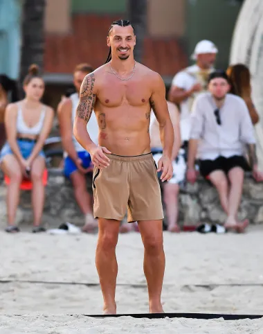 Poznati švedski nogometaš početak nove godine proveo je na plažama Miamija, a usput je pokazao i svoje savršeno isklesano tijelo i neobične tetovaže. Nasmijani Zlatan pred okupljenim je obožavateljima izveo i nekoliko fantastičnih nogometnih poteza, a na plaži mu se pridružila i njegova djevojka Helena Seger.