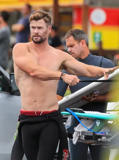 Australski glumac i zvijezda filma &apos;Thor&apos; Chris Hemsworth smatra se jednim od najseksi muškaraca današnjice, a svoje impresivne bicepse pokazao je dok se pripremao za surfanje na jednoj od australskih plaža. Inače, 39-godišnji glumac za kojim luduju mnoge žene, u braku je već dugi niz godina s australsko-španjolskom manekenkom Elsom Pataky. Par ima troje djece. 