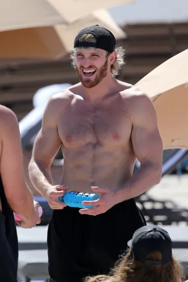 Američki glumac, YouTuber i profesionalni hrvač Logan Paul svoje je snažno mišićavo tijelo pokazao na plaži u Miamiju. Društvo mu je pravila Nina Agdal, inače bivša djevojka Leonarda DiCaprija.
