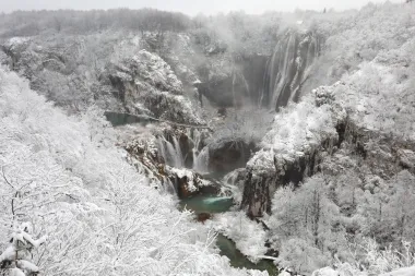 Plitvice su sjajan izbor za jednodnevni izlet ukoliko živiš u Zagrebu, Rijeci, Zadru ili okolici.  