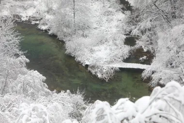 Plitvička jezera su smještena u istočnom dijelu Like, između planina Male Kapele i Ličke Plješivice.