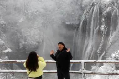 Plitvice su posebno popularne na Dalekom Istoku odakle dolazi veliki broj turista kako bi se na svoje oči uvjerili u njihovu ljepotu. 