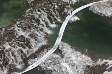 Zanimljivo je da Plitvička jezera nikada nisu ista. Sedra, vrsta sedimentne stijene od koje su napravljena, neprestano raste (osobito u proljeće i ljeto), a zimi pod utjecajem niskih temperatura puca, oblik jezera stalno se mijenja. 
