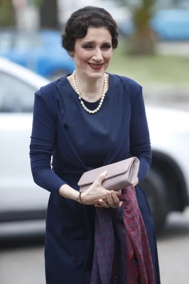 Uzvanica na vjenčanju Marka Livaje i Iris Rajčić bila je i Doris Dragović, koja je, uz efektan make up na očima, odabrala jednostavnu, tamnoplavu haljinu, a uz nju je kombinirala krem clutch torbicu i ogrlicu s biserima.