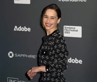 Glumica Emilia Clarke nije bila u vezi od prekida s redateljem Charliejem McDowellom. Glumica je čak dala priliku aplikaciji za upoznavanje slavnih osoba, no ubrzo je izbrisala svoj profil jer je shvatila da to nije za nju. Iako je tijekom godina bila i u vezi i solo, za InStyle UK 2014. godine rekla je da je u redu biti solo. &quot;Mislim da je ženama u prirodi da brinu o nekom drugom, ponekad nauštrb sebe&quot;, rekla je glumica.
