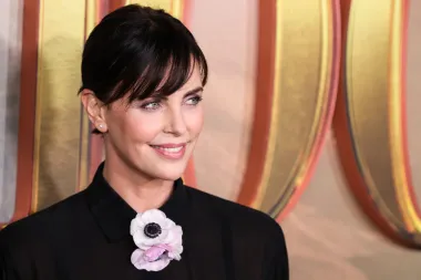 Glumica Charlize Theron jedna je od najljepših žena svijeta, no unatoč tome je slobodna. Ova oskarovka fokusirana je na svoju karijeru i djecu i to je ono što je čini sretnom. Otvoreno kaže da se nikada nije željela udati, ali i da se ne osjeća usamljeno. &quot;Nisam izlazila ni s kim više od pet godina&quot;, otkrila je Theron u The Drew Barrymore Showu u rujnu 2020. i dodala da joj prijatelji stalno govore da bi trebala upoznati nekoga i ići na spojeve.