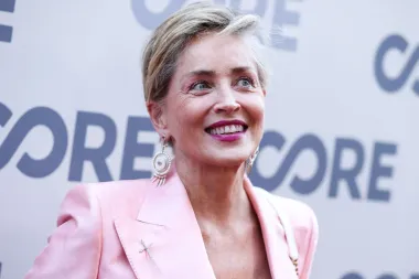 Glumica Sharon Stone još je 2020. jasno dala do znanja da je &quot;gotova s izlascima&quot;, i to za vrijeme gostovanja u The Drew Barrymore Show. Rekla je da smatra da su ljudi neiskreni i da nisu vrijedni njezinog vremena te da više uživa u vremenu provedenom sama i sa svojom djecom i prijateljima. &quot;Imam stvarno dobre prijatelje muškarce, ali jednostavno osjećam, kada je riječ o emocionalnoj zrelosti u vezama, da su muškarci i žene na potpuno različitim mjestima&quot;, dodala je glumica.