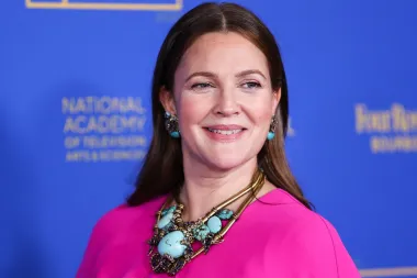 I glumica Drew Barrymore uvijek je bila iskrena o svom privatnom životu. Nakon što se rastala od Willa Kopelmana 2016. godine, Barrymore je sretno slobodna, a fokusira se na svoj posao, sebe i svoje dvije kćeri. &quot;Jednostavno sam na potpuno drugom mjestu u svom životu i možda ću u bliskoj budućnosti ući u vezu... ali to mi sada jednostavno nije prioritet&quot;, napisala je Barrymore u objavi na blogu u listopadu 2022. i dodala da se želi fokusirati na ljubav prema sebi i prema svojim kćerima.