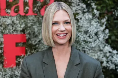 Zvijezda serije &quot;Momci s Madisona&quot; January Jones savršeno je zadovoljna svojim &quot;single&quot; statusom. Iako je hodala sa zvijezdama poput Ashtona Kutchera i Jima Carreyja i 2011. rodila sina Xandera, čiji otac nije poznat javnosti, glumica je izjavila da joj ne treba partner kako bi se osjećala potpunom. &quot;Želim li partnera? Možda. Ali ne osjećam se nesretno ili usamljeno. To bi morao biti netko nevjerojatan, netko tko bi doprinio mojoj sreći, a ne oduzeo je&quot;, rekla je za Red Magazine 2017.