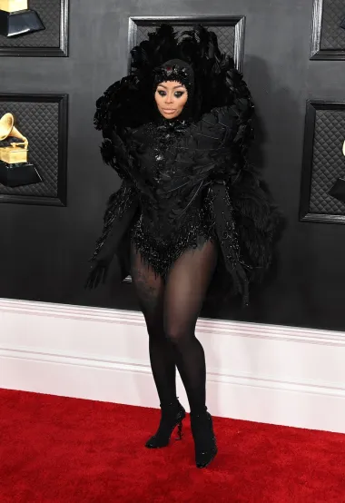 Američka plesačica i model, Blac Chyna, na crvenom se tepihu pojavila u odvažnom crnom izdanju, s razmazanom crnom šminkom ispod očiju. Odabrala je crni komplet prepun perja i šljokica, s crnim rukavicama i crnim Saint Laurent sandalama na nogama.