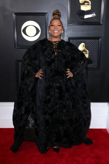 Legendarna glumica i reperica Queen Latifah crvenim je tepihom prošetala u kraljevskom izdanju - nosila je crnu baršunastu haljinu s ogrtačem i predivne dijamantne naušnice koje su savršeno podigle cjelokupni look.