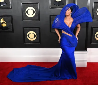 Pjevačica Cardi B stigla je na crveni tepih u prekrasnom, kraljevski plavom izdanju. Nosila je kobaltno plavu Gaurav Gupta haljinu, s kapuljačom i visećim naušnicama.