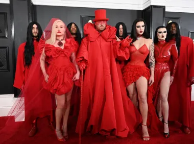 Veliku pažnju na crvenom tepihu na ovogodišnjoj dodjeli Grammyja privukao je Sam Smith koji se, zajedno sa svojim timom, obukao u crveno. Pored njega stoji Kim Petras, s kojom je otpjevao duet &quot;Unholy&quot;, a dok je ona odabrala voluminoznu kratku haljinu s crvenim velom s potpisom Victora Coste, on se odlučio za jednako neobičnu kombinaciju - crveni Valentino komplet s crvenim šeširom, rukavicama i šljokičastim štapom.