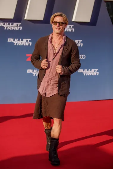 Iako smo navikli vidjeti ga u elegantnim, crnim odijelima i smokinzima, zavodnik Brad Pitt itekako nas je sve iznenadio kada se u kolovozu 2022. na premijeri filma &quot;Bullet Train&quot; pojavio u - suknji. Glumac je nosio smeđu lanenu suknju do koljena i blejzer s potpisom dizajnera Haansa Nicholasa Motta i dokazao da i u suknji može odlično izgledati.