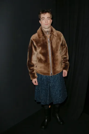 I slavni glumac Robert Pattinson počeo je eksperimentirati sa svojim stilom, a u siječnju ove godine pojavio se na pariškom Tjednu mode na modnoj reviji Dior u izdanju u kojem ga nikada ne bismo očekivali. Slavni &quot;Batman&quot; odjenuo je čupavu, smeđu jaknu, suknju od tvida i crne čizme s čarapama do koljena i oduševio sve prisutne.